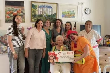 Remise de chèque avec l'association La Clownerie dans un Epad accompagné des soignants et de notre conseillère.