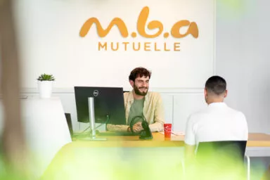 Un conseiller MBA Mutuelle en rendez-vous avec un adhérent au sein de notre siège.